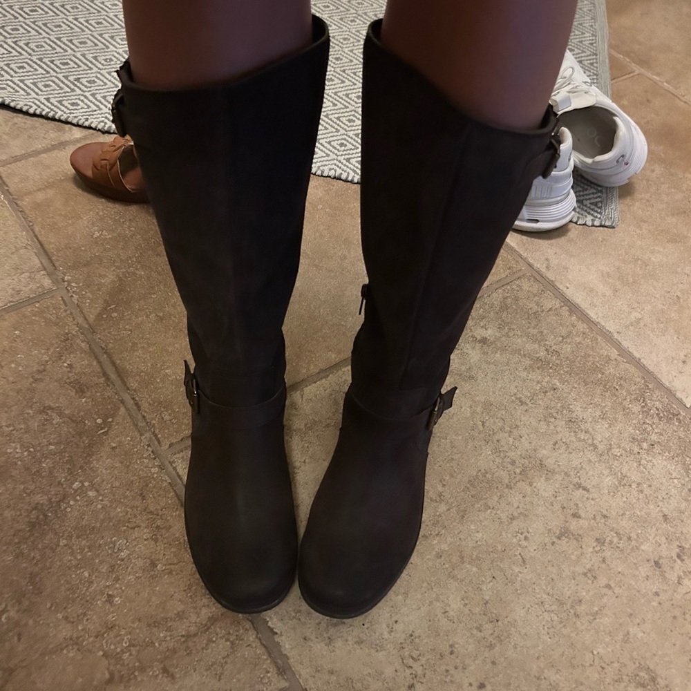 Brown Tall Ugg Boots (perfect for fall!!)